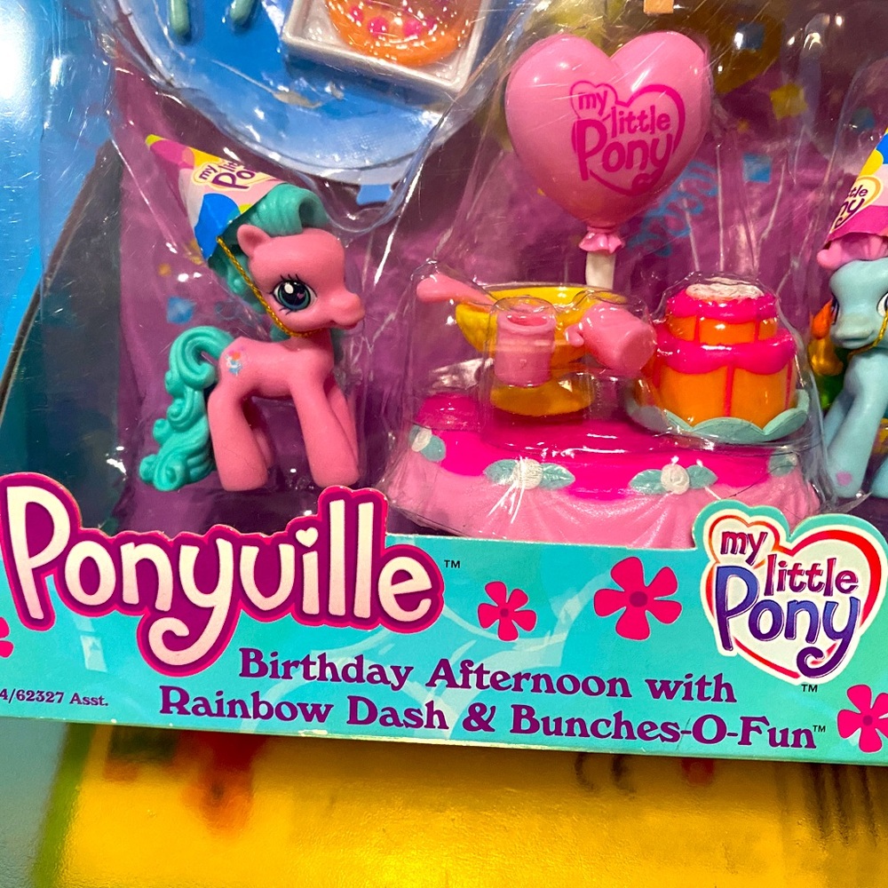 MY LITTLE PONY NWT 2006 PONYVILLE BIRTHDAY AFTERNOON RAINBOW DASH &BUNCHES-O-FUN - Picture 2 of 16